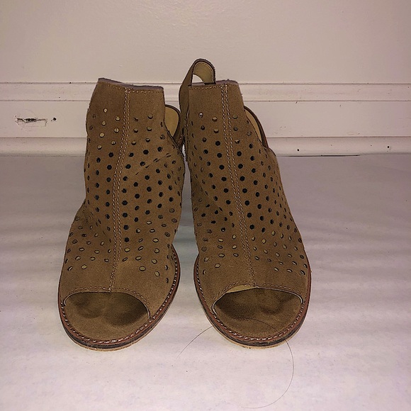 Tan Slingback Block Heel Sandals - Picture 2 of 4